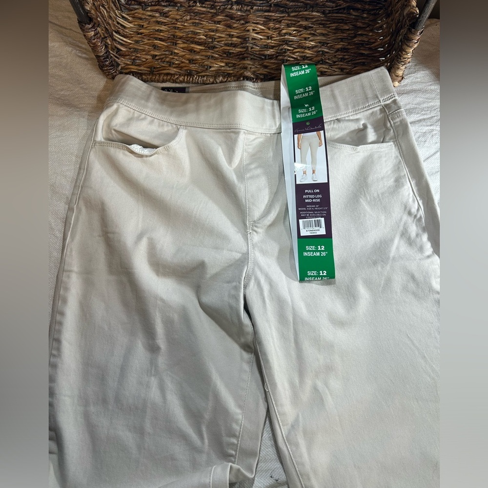 Gloria Vanderbilt Size 12 Pull on crop length | Mid-rise | Color: Stonewood